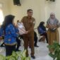 Kacabdin Gayo Lues Basri Spd serahkan SK kepada Tenaga Kerja Kontrak Daerah di aula Cabang Dinas Pendidikan Gayo Lues