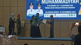 Pimpinan Daerah Muhammadiyah, Aji Syahputra serahkan penghargaan kepada H Khairul yang telah menghibahkan tanah seluas 1ha untuk pembangunan sekolah di Blangkejeren|doc|insetgalus|