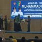 Pimpinan Daerah Muhammadiyah, Aji Syahputra serahkan penghargaan kepada H Khairul yang telah menghibahkan tanah seluas 1ha untuk pembangunan sekolah di Blangkejeren|doc|insetgalus|