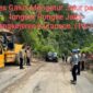 Kepolisian Resort Gayo Lues membantu dan mengawasi kelancaran arus lalulintas dilokasi longsor tetumpun Puteri Betung, Rabu (19/11/2025)