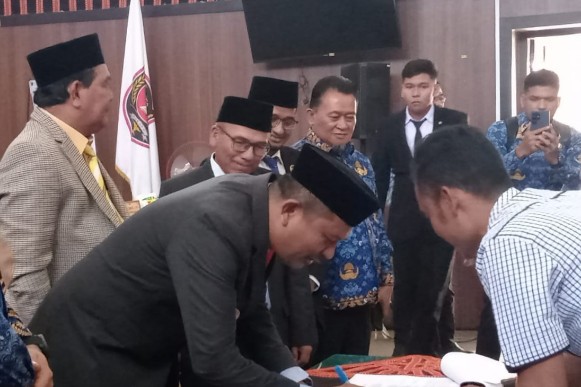 Bupati Gayo Lues saat penandatanganan KUA-PPAS Sementara 2026, Senin (17/11/2025)