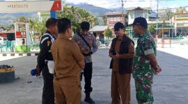 Kepala Dinas Perdagangan Koperasi & UKM Gayo Lues Syamsul Bahri sedang membicarakan distribusi BBM di SPBU Raklunung, Selasa (9/12). doc | inset