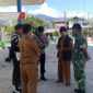 Kepala Dinas Perdagangan Koperasi & UKM Gayo Lues Syamsul Bahri sedang membicarakan distribusi BBM di SPBU Raklunung, Selasa (9/12). doc | inset