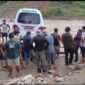 Warga menyebrangkan Ambulan menggunakan rakit darurat, Minggu (14/12) 