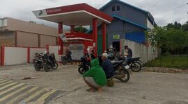 Hingga sore hari menjelang Magrib masih ada warga yang mengantri didepan Gudang elpiji, Rabu (17/12/2025)
