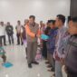 Kapusdiklat BNPB Dr Kheirawan saat menyerahkan bantuan DTH kepada penerima di Balai Pendopo Bupati Gayo Lues, Jumat (23/1/2026)