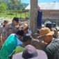 Personel Polres Gayo Lues bahu membahu bersama warga Kecamatan Putri Betung membangun Jembatan Gantung, Sabtu (24/1/2026)