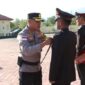 Kapolres Gayo Lues AKBP Hyrowo SIK sematkan penghargaan tanda kehormatan Satya Lencana Pengabdian kepada personel Polres Galus, Selasa (27/1/2026)