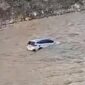 Mobil Dinas Camat Pantan Cuaca hanyut terbawa arus sungai Tripe, Kamis (1/1/2026).