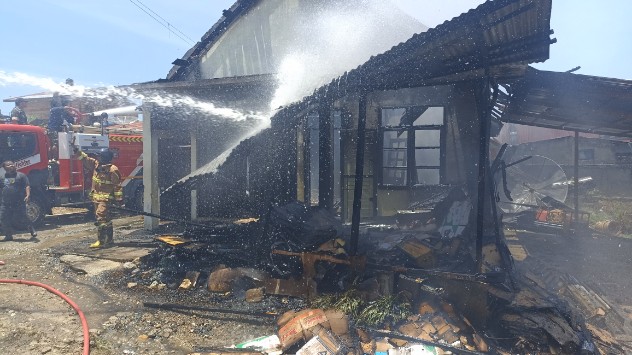 Satu unit hunian warga terbakar di Dusun Buntul Ketek, Penampaan Uken, tepat di belakang SDN 2 Percontohan, Blangkejeren, Kabupaten Gayo Lues, peristiwa naas itu terjadi, Minggu (8/3/2026) sekitar pukul 12.00 WIB.