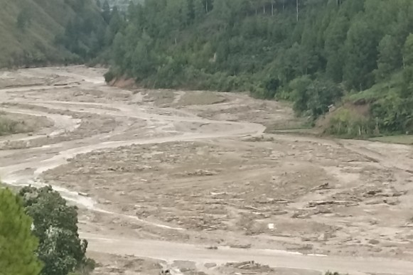Areal persawahan warga yang kini telah berubah jadi aliran sungai, Selasa (3/3/2026)