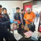Korban diketahui berinisial dr SH (47) aparatur sipil negara (ASN) yang tinggal di Dusun Ume Paya, Desa Raklunung-Blangkejeren. Sementara tersangka FA merupakan warga setempat yang berprofesi sebagai petani dan bertetangga dengan korban.