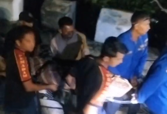 Warga bersama personel Damkar 113 Pining tandu jenazah di Jembatan darurat Pintu Rime, Rabu (22/4/2026)