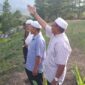 H Kamaludin menunjukkan batas batas tanah yang akan diwakafkan | doc | inset |