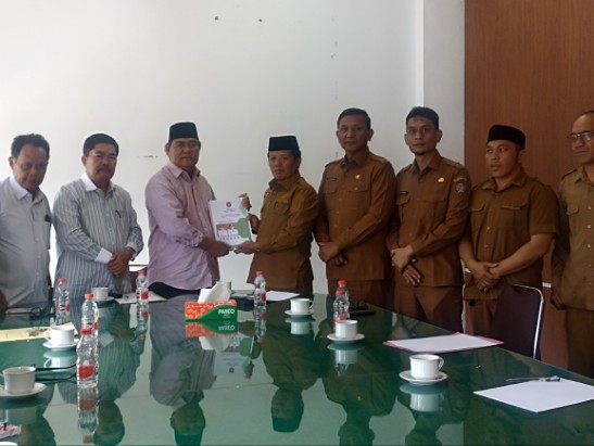 Wakil Bupati H Maliki didampingi Sekretaris Daerah H Jata serahkan RPJMK 2025-2029, yang diterima langsung oleh Ketua DPRK H Ali Husin dan Komisi I Bidang Pemerintahan |doc|insetgalusnews|