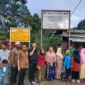Anggota DPR-Ri H Irmawan dan Pimpinan DPRK Fahmi Sahab bersama warga Putri Betung |doc|inset|