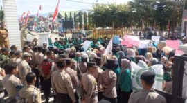 Fhoto|doc| Mahasiswa PSDKU Unsyiah Blang Nangka-Gayo Lues sampaikan aspirasi di depan Pendopo Bupati Galus, Selasa (26/8/2025)