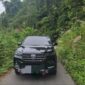 Mobil Pribadi yang melintasi Jalan Gayo Lues - Aceh Timur, Selasa (21/10)
