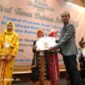 Dua Siswa Siswi SDN 2 Percontohan-Blangkejeren,   saat penerimaan penghargaan di Banda Aceh |doc|SDN2|