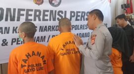 Usai Konfrensi Pers, tanpa sadar Kapolres Gayo Lues langsung memberi wejangan kepada tiga tersangka kasus narkotika Ganja, Senin (3/11/2025)