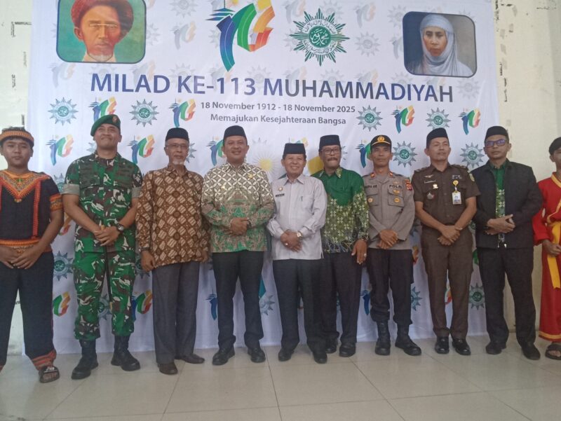 Bupati dan Wakil Bupati Gayo Lues bersama Porkofimda dan Pengurus PD Muhammadiyah pada acara Milad 113 di Balai Musara Blangkejeren, Selasa (18/11/2025) | doc | inset |