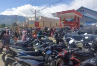 Warga serbu gudang elfiji di kampung Gele, Blangkejeren, Kamis (11/12/2025) 