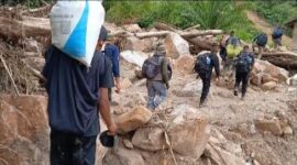 Personil SatPol PP pikul logistik ke Pining