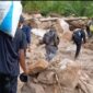 Personil SatPol PP pikul logistik ke Pining
