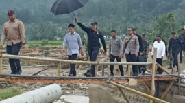 Wakil Presiden Republik Indonesia Gibran Rakabuming Raka tinjau langsung jembatan comfosit Aih Bobo Desa Rigep, Dabun Gelang, Rabu (17/12/2025)