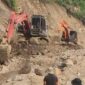 Dua Alat Berat sedang mencoba menembus jalur utama Blangkejeren-Kutacane di Tangsaran, Rabu (10/12) |doc|inset|