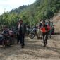 Bupati Gayo Lues Suhaidi bersama tim ahli BNPB Pusat Brigjen Purn Bambang Eko di Tetumpun-Putri Betung, Rabu (10/12)