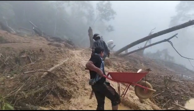 Penanganan Darurat Ise - Ise, badan jalan longsor dipenuhi material pasir, batu dan kayu