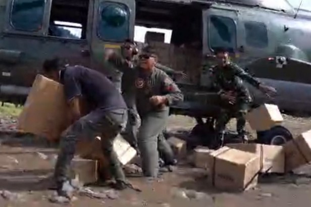 Pesawat Heli Caracal menurunkan bantuan tahap pertama di kecamatan Pining-Gayo Lues |doc|TNI|