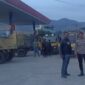 Kasatintelkam Polres Galus, Iptu Jun Andri Sahputra memantau keadaan di lokasi SPBU Raklunung, Senin (15/12/2025)