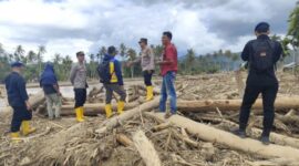 Pembangunan jembatan darurat Desa Rerebe-Dabun Gelang, Selasa (16/12/2025)
