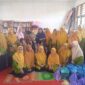 Aisyiyah Kabupaten Gayo Lues salurkan bantuan kepada pengungsi di posko SDN 10 Blangtenggulun, Minggu (4/1/2026)