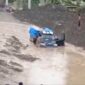 Satu unit kenderaan roda empat jenis pickup terjebak di longsoran jalan Blangkejeren-Rikit Gaib, Sabtu (7/2/2026)