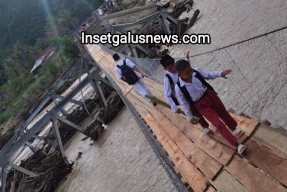 Jembatan darurat Pintu Rime_Pining yang saat ini dilintasi warga | doc | Ist |